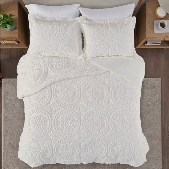 Madison Park Other - Madison Park Nova Ivory Embroidered Medallion Faux Fur Plush Duvet Cover Set